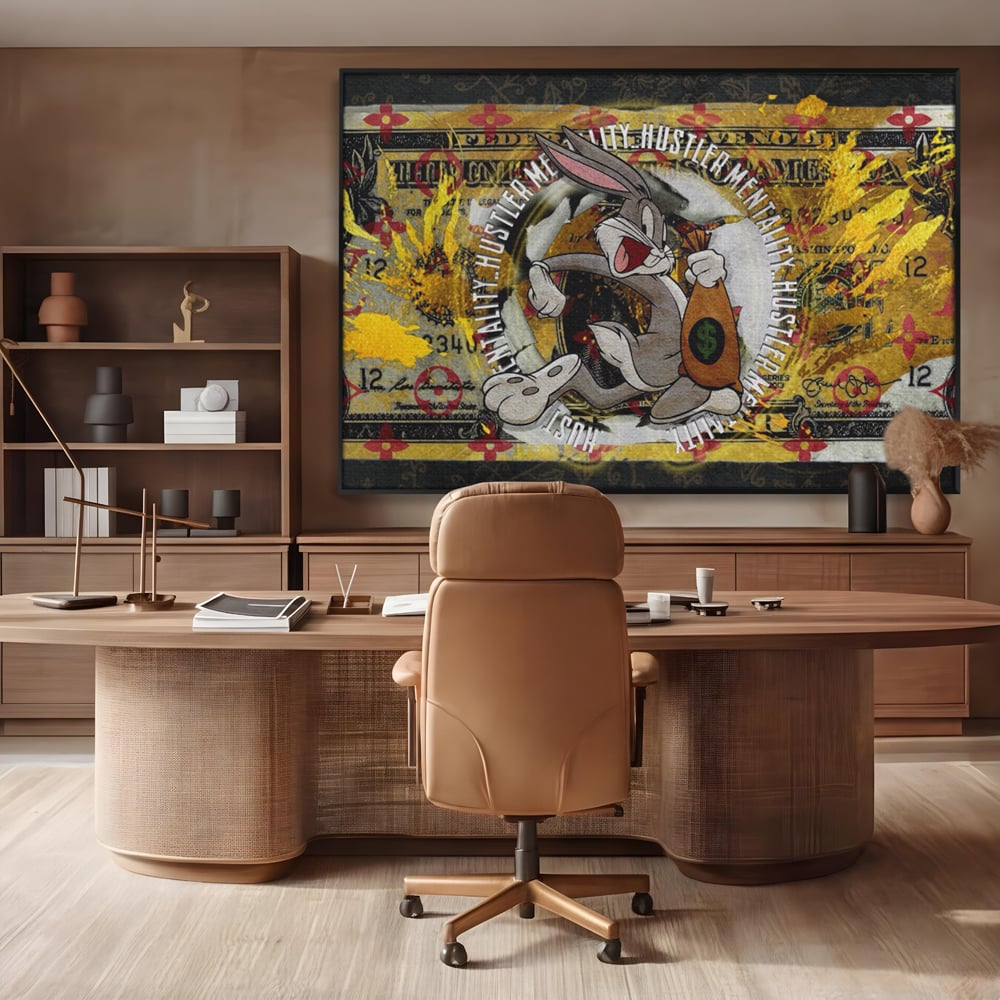 Tablou canvas cu tablou canvas cu dolar si bugs bunny, in rama de aluminiu negru, pe perete intr-un birou